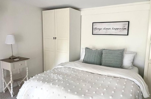 Malahide Ski Chalet | The Bruce Beach House - Cozy cottage by the lake!