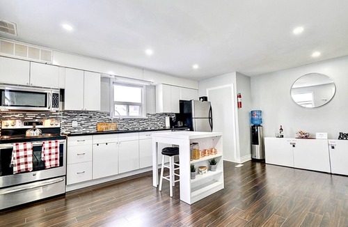 Brampton West House | THE CENTRAL OASIS | Beautifully Designed Private 3 Bedroom