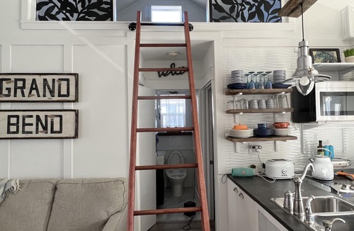 Grand Bend Cottage | THE "clean" LITTLE BLUE COTTAGE - BEACHTOWN DT GRAND BEND -ONTARIO