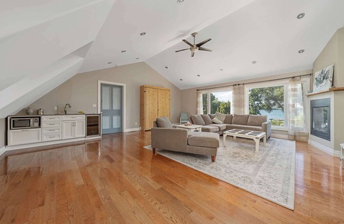 Milford House | The County Lakehouse - Waterfront w Hot Tub