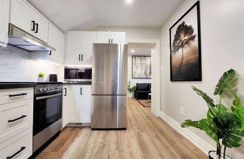 Downtown Apartment | The Cozy Cove Modern King-Bedroom Full Apartment