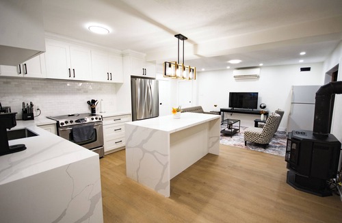 Penetanguishene House | The Discovery Retreat: Heated Pool, Hot Tub, Firepit, BBQ, Sauna, Game Room