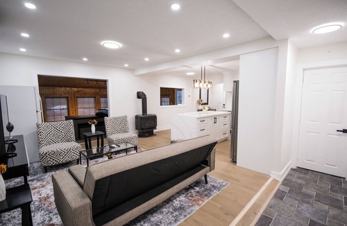 Penetanguishene House | The Discovery Retreat: Heated Pool, Hot Tub, Firepit, BBQ, Sauna, Game Room