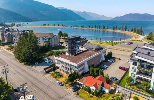 Harrison Hot Springs Apartment | The Drift Walkable to Beach and Village