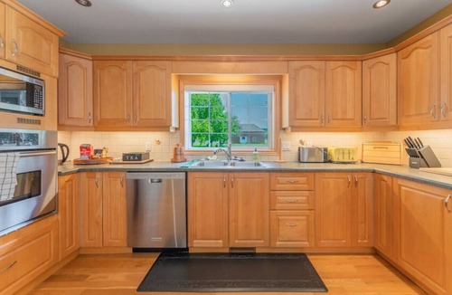 Belleville House | The Farmhouse ~ Luxury 5BR ~ Waterfront ~ Bay View ~ WFH ~ Gym
