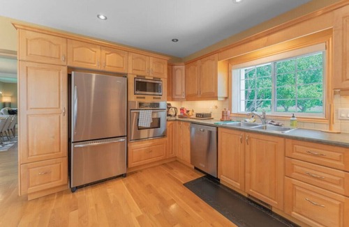 Belleville House | The Farmhouse ~ Luxury 5BR ~ Waterfront ~ Bay View ~ WFH ~ Gym