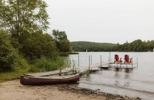 Novar House | The Fox Lakefront Cottage with PrivateBeach and Sauna