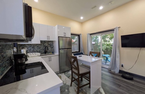 Brampton Villa | The Grassy Oasis - Garden Suite | King Bed | Detached | Self contained