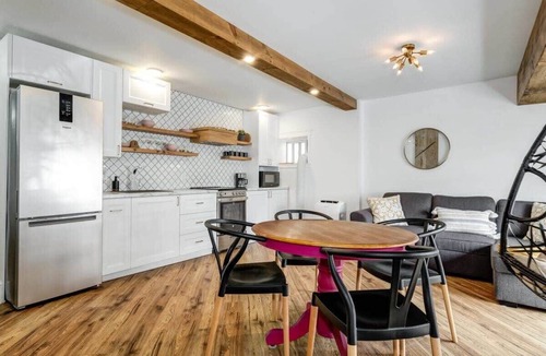 Prince Edward Apartment | The Ivy Suite at Portage House in Picton
