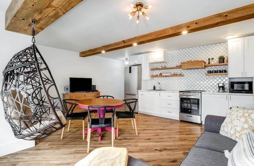 Prince Edward Apartment | The Ivy Suite at Portage House in Picton