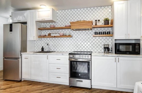 Prince Edward Apartment | The Ivy Suite at Portage House in Picton