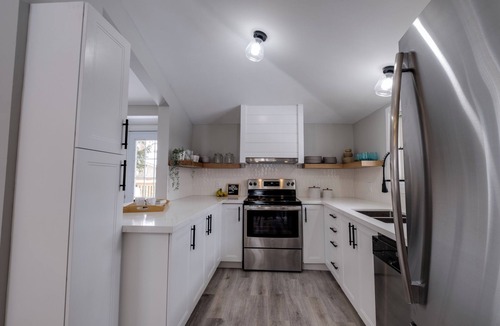 Grand Bend Cottage | The Lazy Bear Cottage in Grand Bend! Walking Distance to Beach + HOT TUB!