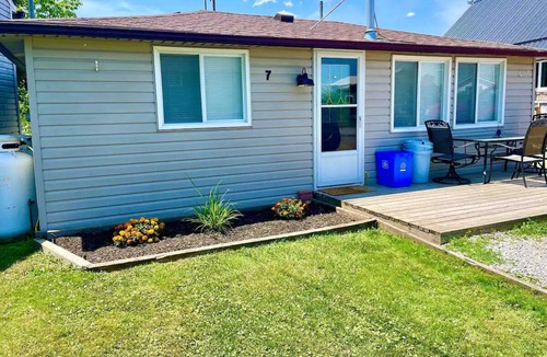 Selkirk Cottage | The Little House & Bunkie ~ Cozy Cottage By The lake