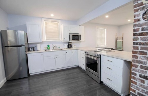 Midland House | The Little Lake House-Cozy 2Bdrm