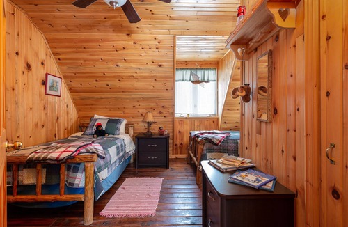 Golden Lake Cabin | The Lodge | Wood Fireplace | Starlink Internet