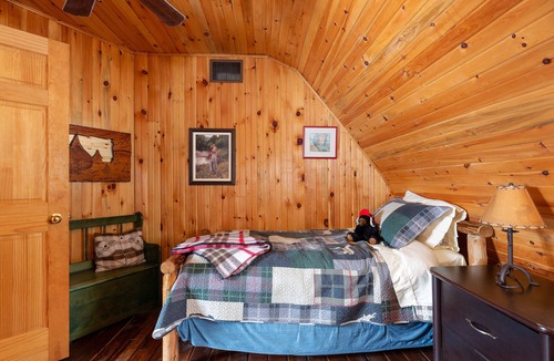 Golden Lake Cabin | The Lodge | Wood Fireplace | Starlink Internet