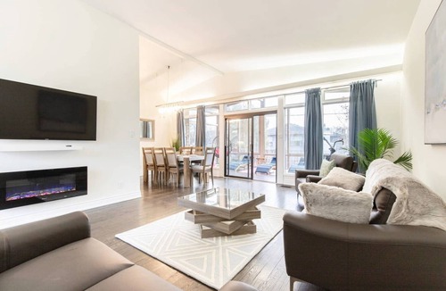 Bathurst Manor House | The LUX House with Yoga Room [4 bedrooms + 2 bath]