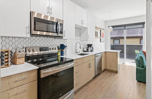 Lyn-Lake Apartment | The Midtown Greenway 1Bed Apt W/Gym + Rooftop
