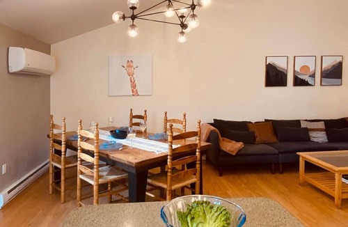 Inner Harbour Apartment | The Neighbourhood: Expansive loft | free parking