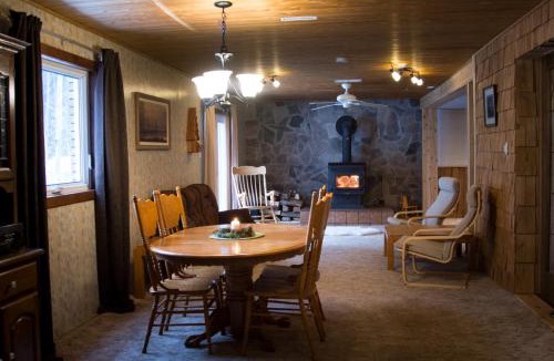 Douro-Dummer Bed & Breakfast | The Nest in the Forest Bed and Breakfast (Hot tub and Sauna)