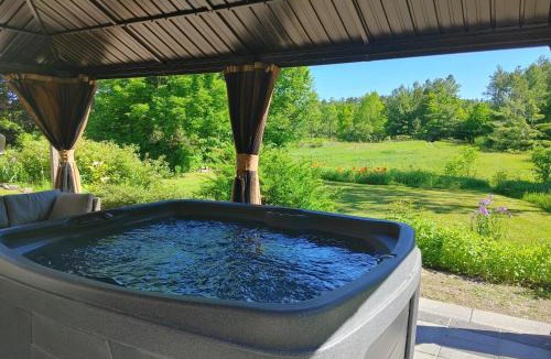 Douro-Dummer Bed & Breakfast | The Nest in the Forest Bed and Breakfast (Hot tub and Sauna)