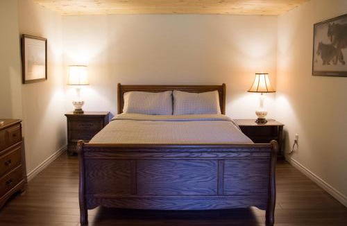 Douro-Dummer Bed & Breakfast | The Nest in the Forest Bed and Breakfast (Hot tub and Sauna)