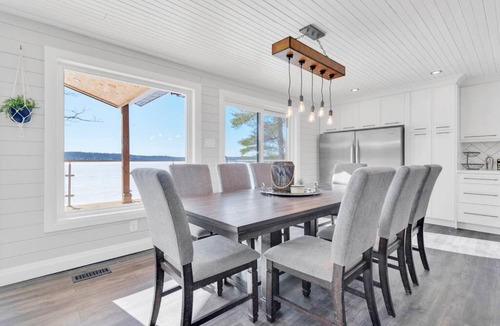 Centre Hastings Villa | The North Shore - Waterfront Cottage