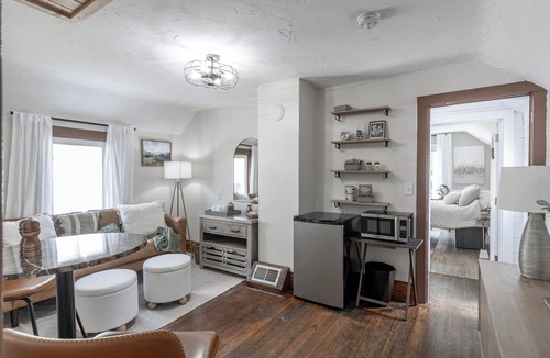 New Prague Apartment | The Poppy Seed Inn -Rose Suite