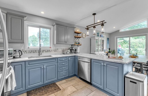 Leeds and the Thousand Islands Cottage | The Riverside Retreat | Beach, Kayaks, Fire Pit