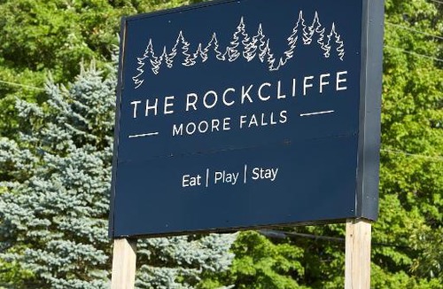 Minden Hills Hotel | The Rockcliffe Moore Falls (East Rose Suite)