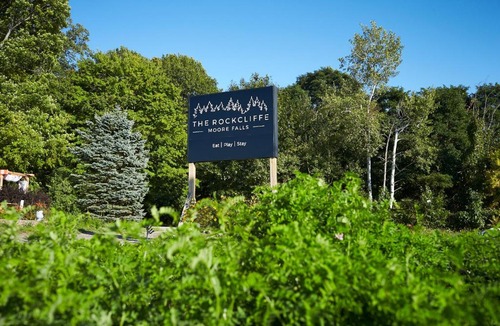 Minden Hills Hotel | The Rockcliffe Moore Falls (East Rose Suite)