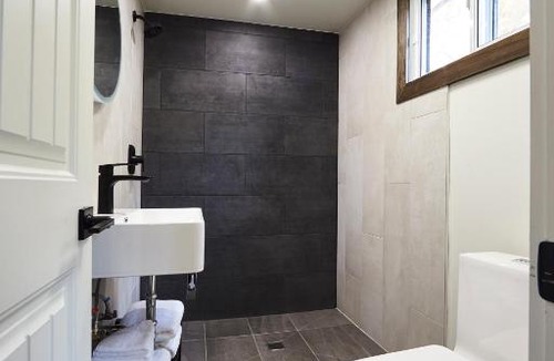 Minden Hills Hotel | The Rockcliffe Moore Falls (East Rose Suite)