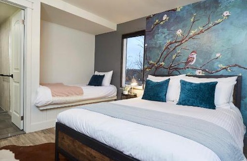 Minden Hills Hotel | The Rockcliffe Moore Falls (North Bird Suite)