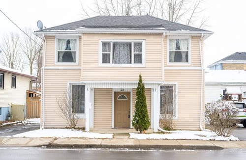 Brantford House | The Rustic: A Comfy 5 bedroom home open to longterm stays