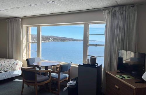 Grand Marais Hotel | The Shoreline Inn