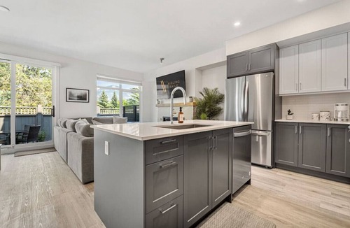 Invermere House | The Silver Fox | Private Hot Tub | Walk to Beach