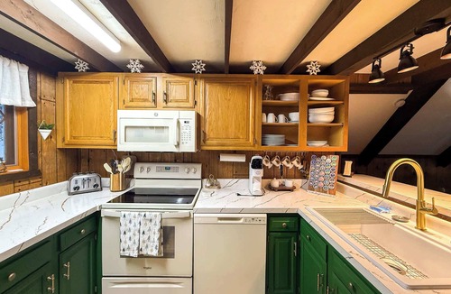 Upson Ski Chalet | The Snuggery @ Whitecap ~ Ensuite Sauna *Now with A/C*