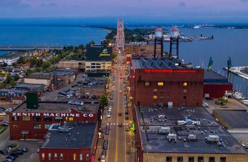 Canal Park Hotel | The Suites Hotel at Waterfront Plaza