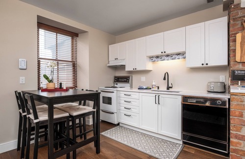 Inner Harbour House | The Townhouse, Downtown Kingston