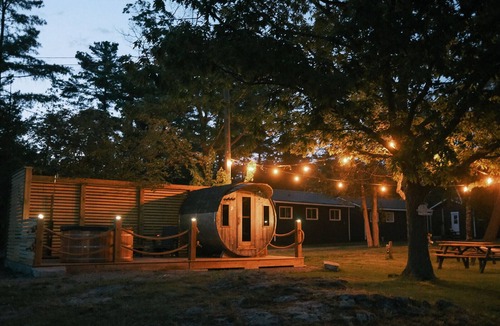 Havelock-Belmont-Methuen Ski Chalet | The Trace at Oak Lake - Chalet #13 - Queen Studio
