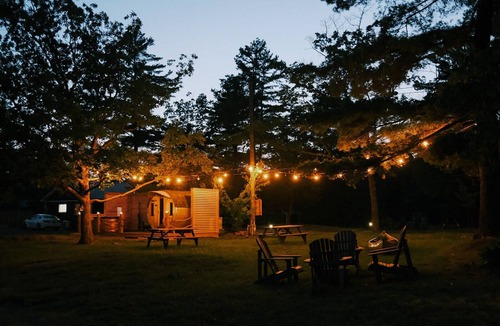 Havelock-Belmont-Methuen Ski Chalet | The Trace at Oak Lake - Chalet #14 Queen Studio