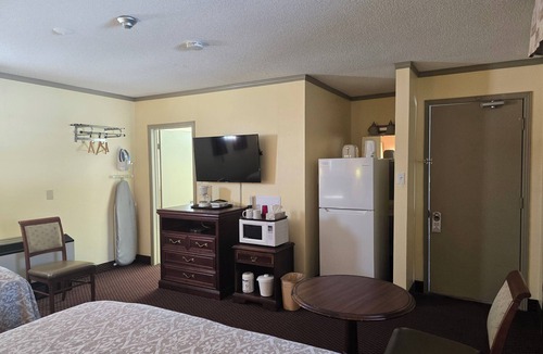 Algoma District Hotel | The Village Inn Motel
