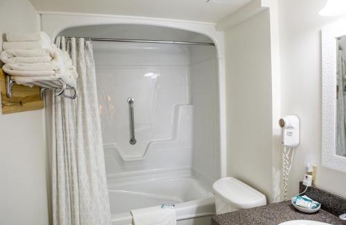 Lakefield Hotel | The Village Inn of Lakefield