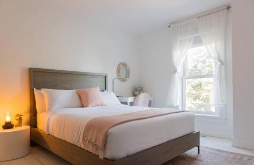 Ameliasburgh House | The Vue - Nestled by Roblin's Lake with a Hot Tub