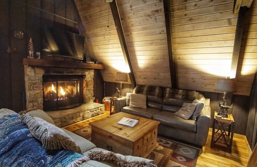 Charter Hills Ski Chalet | This weekend available! CLOSE TO SLOPES!