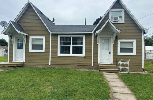 Seeleys Bay Cottage | Thousand Island Kingston Cozy Two Bedroom Cottage + DINNER & BREAKFAST(EXTRA)