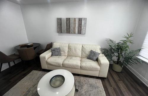 Streetsville House | Three Bedroom Spacious Bangalow with Free Parking, closer to commercial area and highways