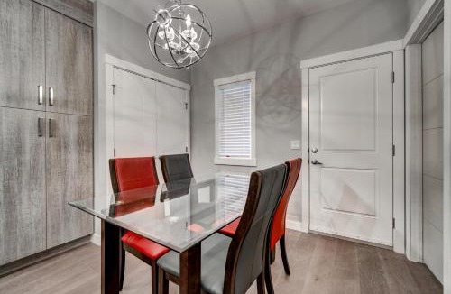 Sunalta Apartment | Three-Bedroom with Fireplace #41 Sunalta Downtown