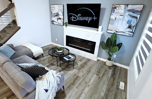 Southwest Edmonton House | Three King Beds Central AC Fireplace Park Disney