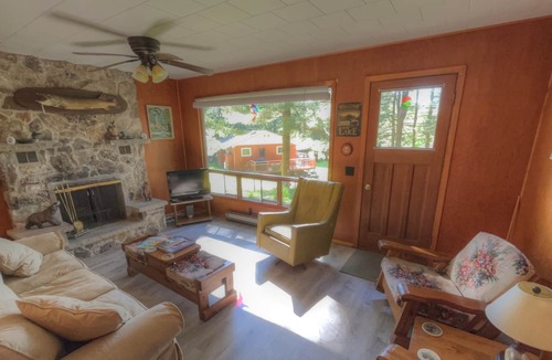 Rideau Lakes House | Ti-De Oaks- cozy cottage on Opinicon Lake on Rideau Canal